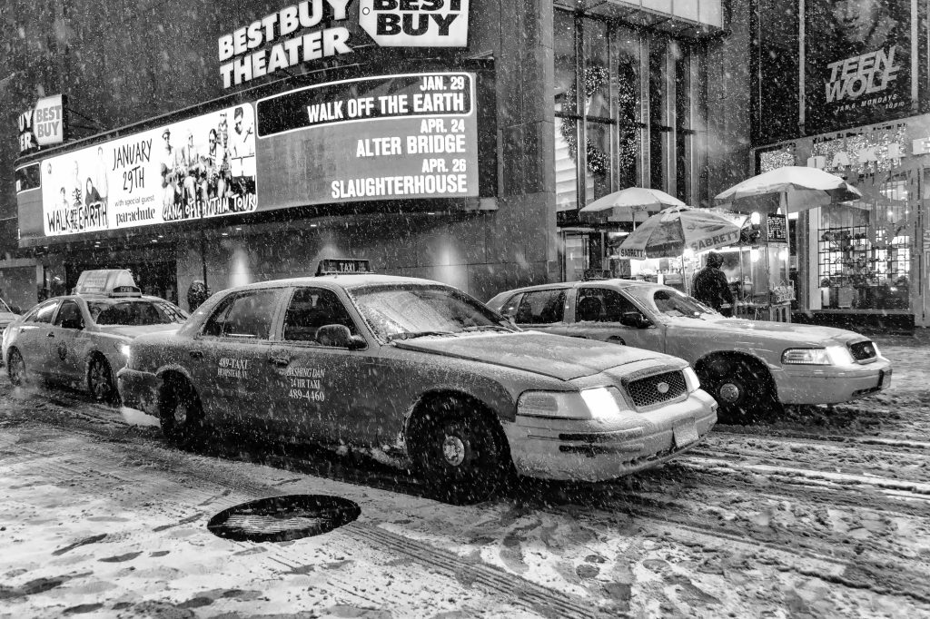 Taxis new-yorkais circulant sous une forte chute de neige en centre-ville